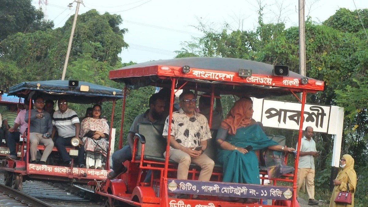 সরকারি সফরের নামে স্ত্রীকে নিয়ে পাকশী ও হার্ডিঞ্জ ব্রিজ ‘ভ্রমণ’ রেল সচিবের
